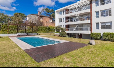 ALQUILER APARTAMENTO DOS DORMITORIOS PUNTA DEL ESTE EDIFICIO DI COMO PARRILLERO PROPIO