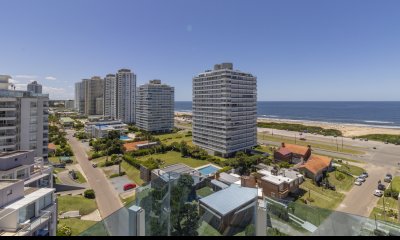 VENTA APARTAMENTO TRES DORMITORIOS PUNTA DEL ESTE PLAYA BRAVA TERRAZA CON PARRILLERO TORRE O