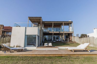 CASA EN VENTA - PUNTA BALLENA - PRIMERA LINEA
