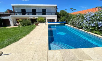 VENTA CASA CINCO DORMITORIOS PUNTA DEL ESTE PLAYA MANSA PISCINA