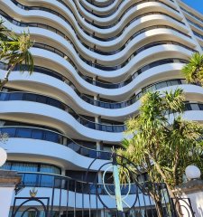 EXCELENTE APARTAMENTO DE CATEGORIA FRENTE AL MAR