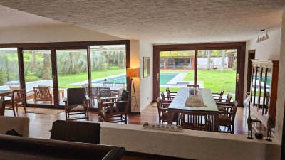 Excelente residencia en Alquiler 6 dormitorios 6 baños dependencia de servicio piscina
