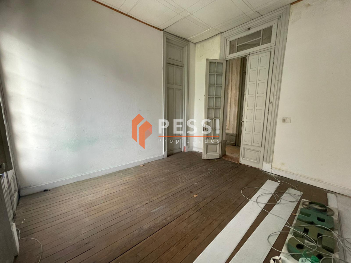 Apartamento ID.2500/Venta-padron-unico,-casa-de-altos-y-2-locales-en-Centro - Venta padron unico, casa de altos y 2 locales en Centro