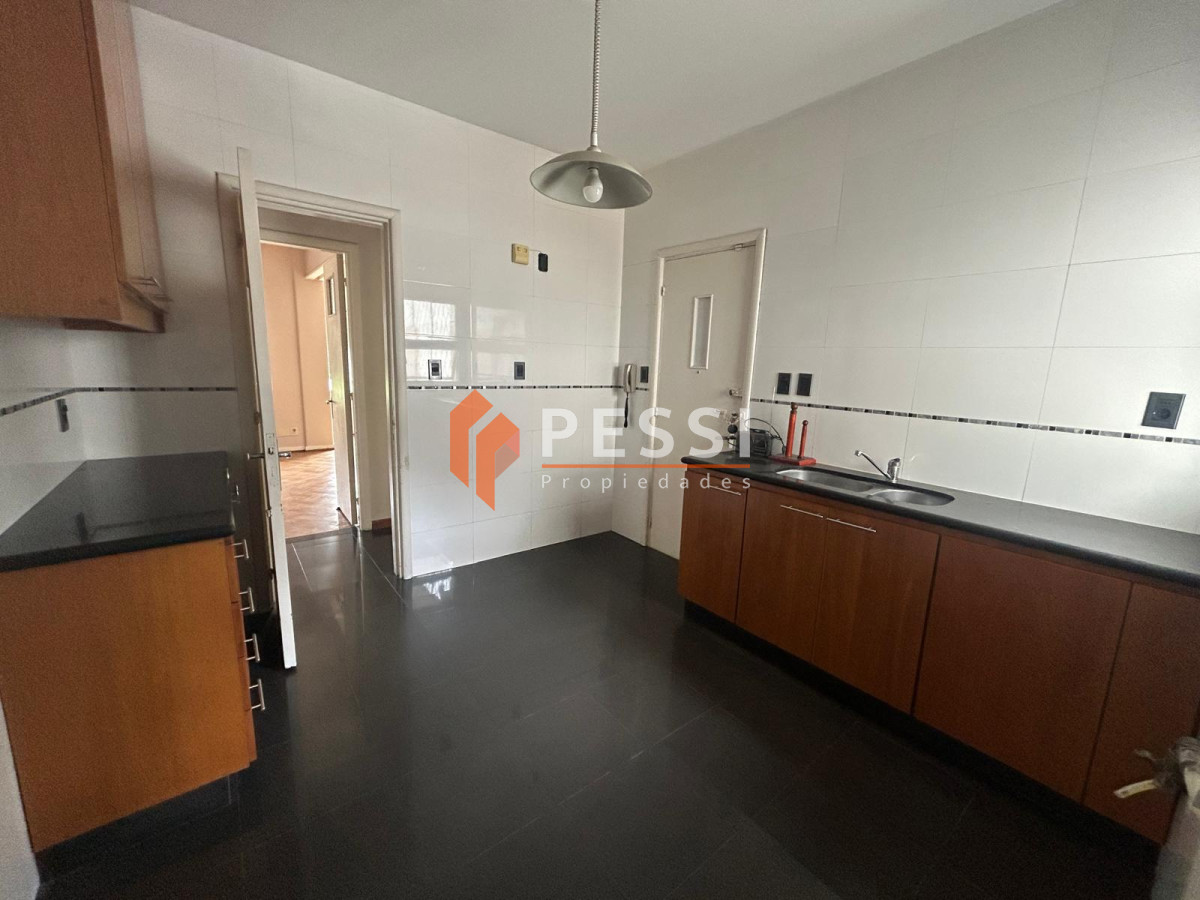 Apartamento ID.2428/Venta-apartamento-3-dormitorios-y-servicio-en-Centro - Venta apartamento 3 dormitorios y servicio en Centro