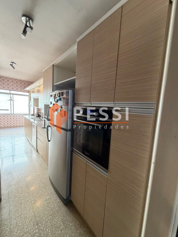 Apartamento ID.2525/Venta-apartamento-3-dormitorios-y-servicio-con-garaje-doble-y-vista-a-la-rambla - Venta apartamento 3 dormitorios y servicio con garaje doble y vista a la rambla