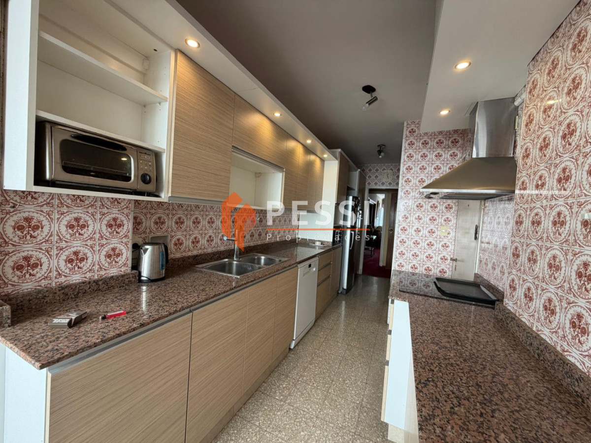 Apartamento ID.2525/Venta-apartamento-3-dormitorios-y-servicio-con-garaje-doble-y-vista-a-la-rambla - Venta apartamento 3 dormitorios y servicio con garaje doble y vista a la rambla