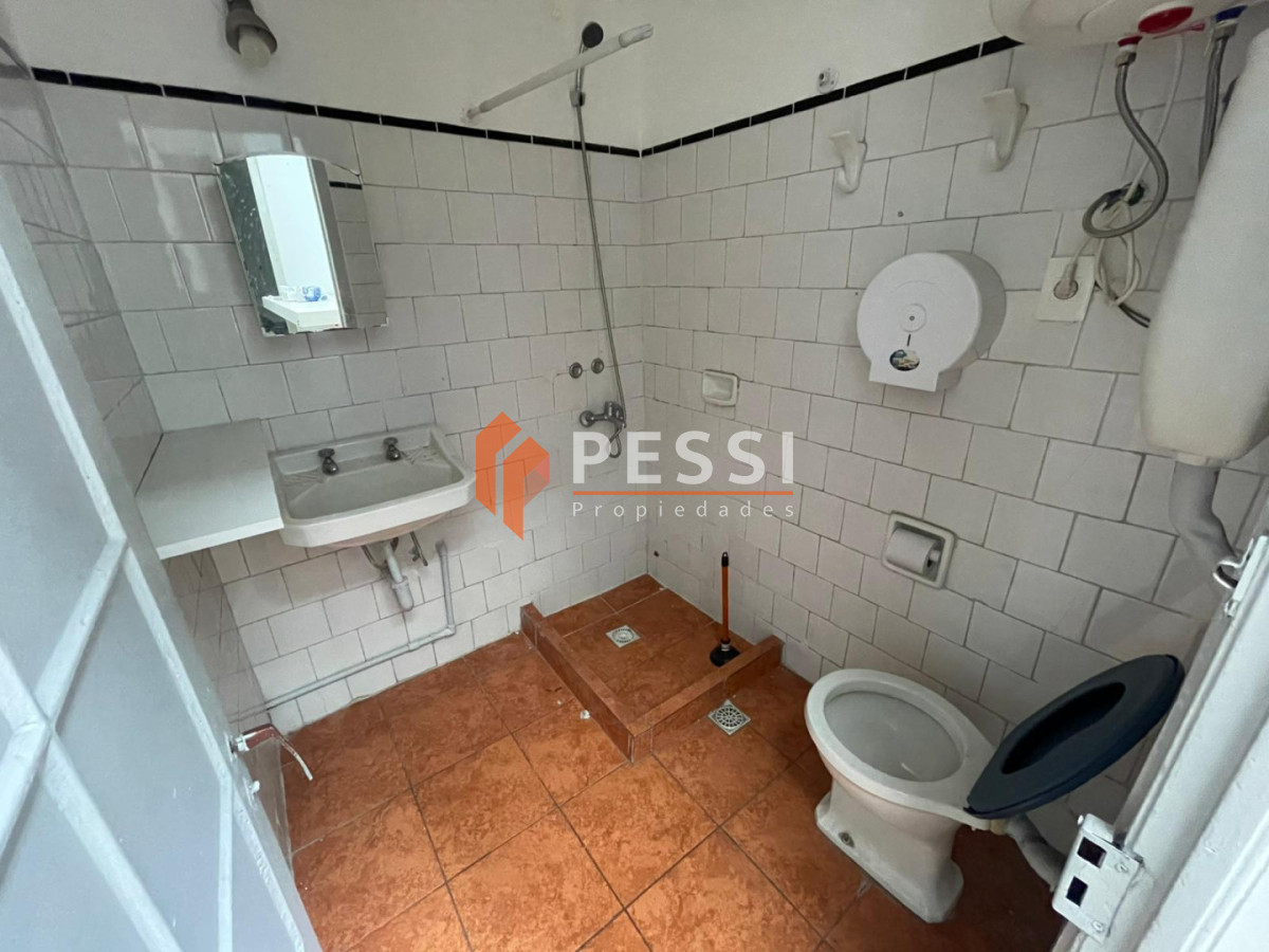 Apartamento ID.2500/Venta-padron-unico,-casa-de-altos-y-2-locales-en-Centro - Venta padron unico, casa de altos y 2 locales en Centro