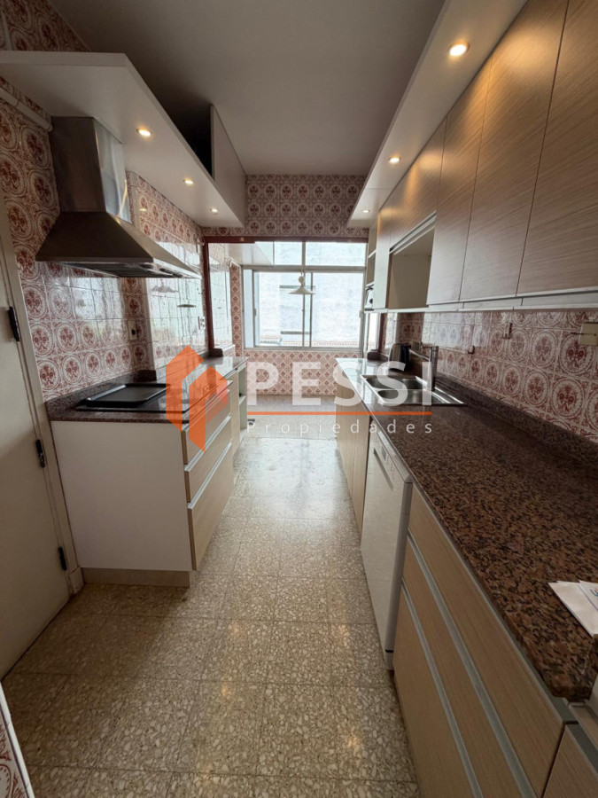 Apartamento ID.2525/Venta-apartamento-3-dormitorios-y-servicio-con-garaje-doble-y-vista-a-la-rambla - Venta apartamento 3 dormitorios y servicio con garaje doble y vista a la rambla