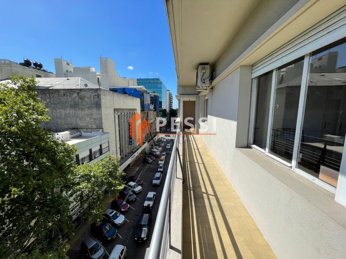 Apartamento ID.2428/Venta-apartamento-3-dormitorios-y-servicio-en-Centro - Venta apartamento 3 dormitorios y servicio en Centro