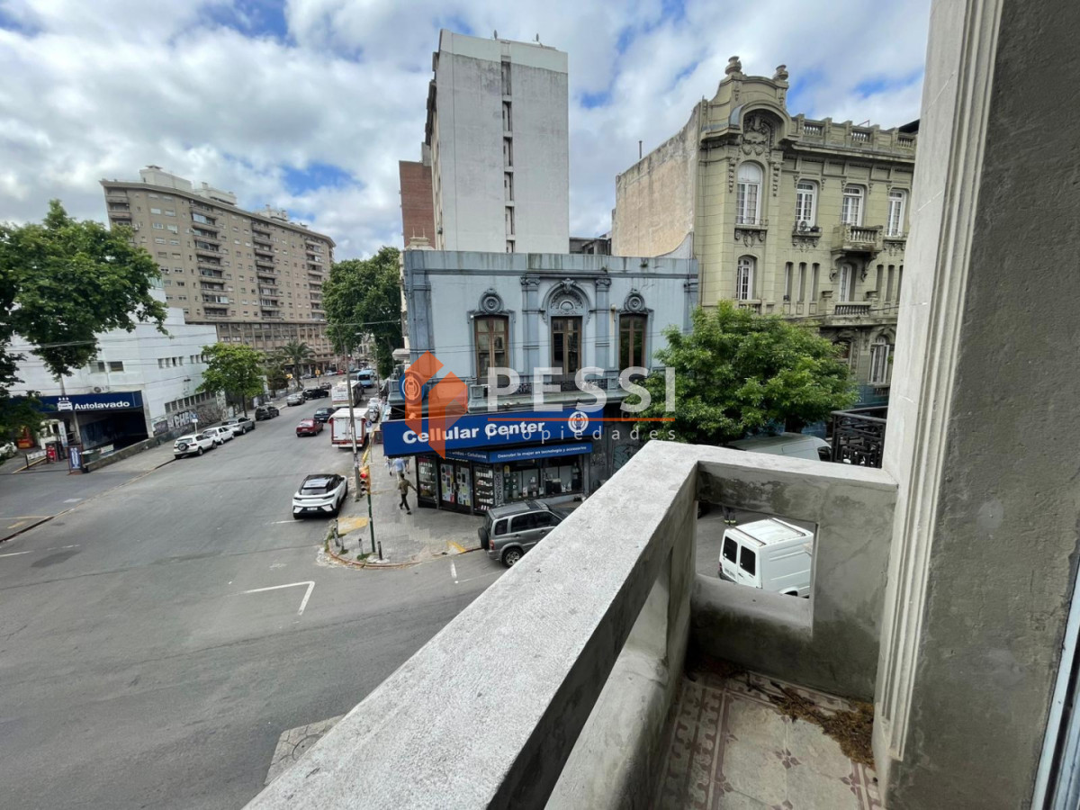 Apartamento ID.2500/Venta-padron-unico,-casa-de-altos-y-2-locales-en-Centro - Venta padron unico, casa de altos y 2 locales en Centro