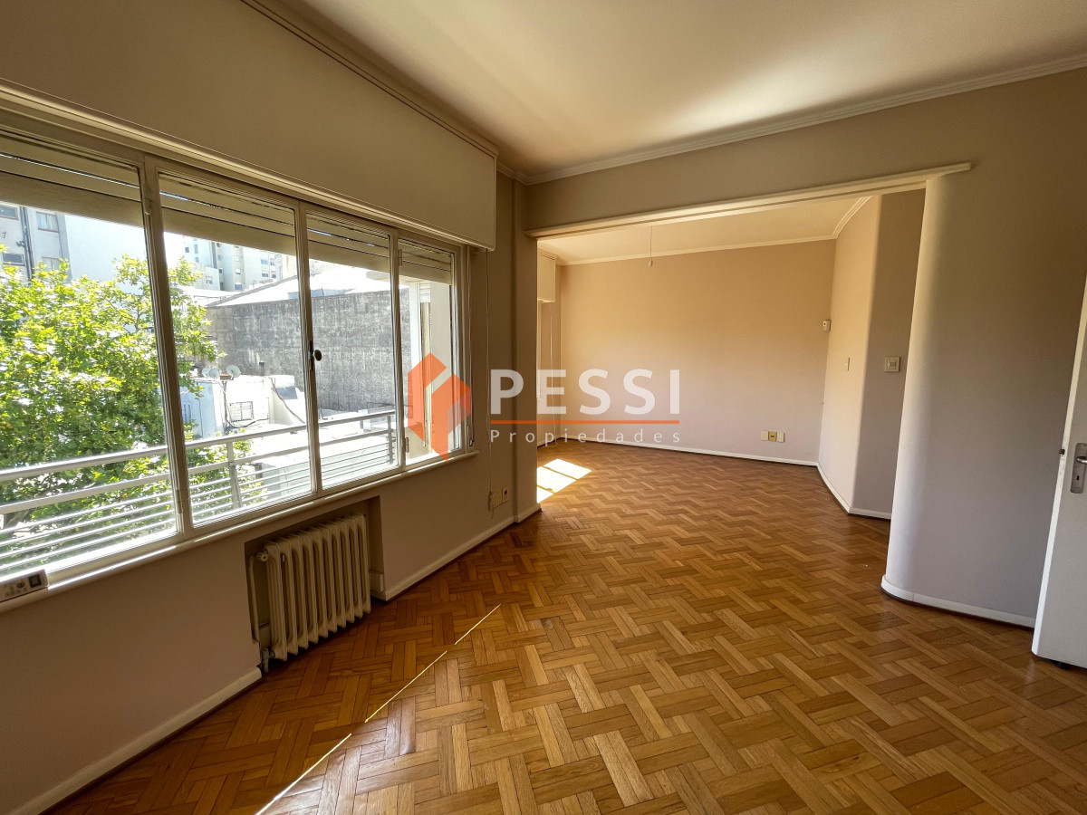 Apartamento ID.2428/Venta-apartamento-3-dormitorios-y-servicio-en-Centro - Venta apartamento 3 dormitorios y servicio en Centro