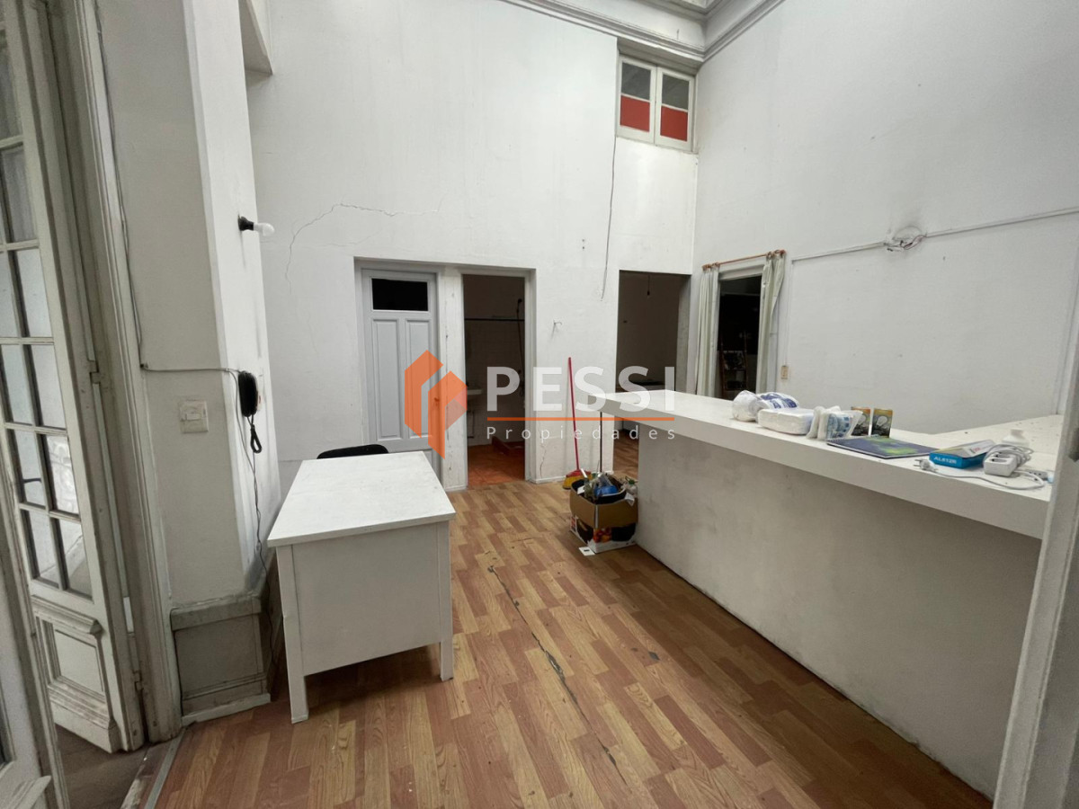 Apartamento ID.2500/Venta-padron-unico,-casa-de-altos-y-2-locales-en-Centro - Venta padron unico, casa de altos y 2 locales en Centro