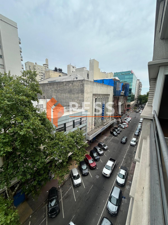 Apartamento ID.2428/Venta-apartamento-3-dormitorios-y-servicio-en-Centro - Venta apartamento 3 dormitorios y servicio en Centro