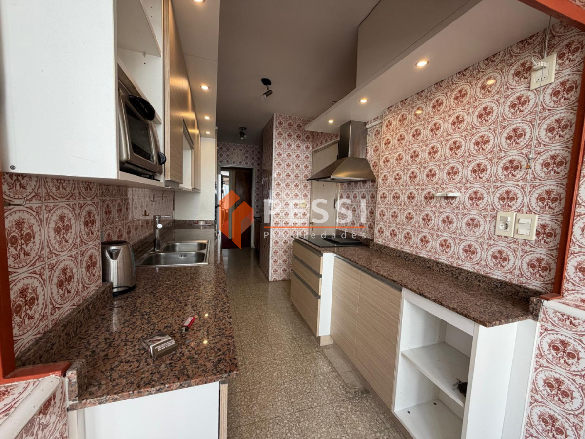 Apartamento ID.2525/Venta-apartamento-3-dormitorios-y-servicio-con-garaje-doble-y-vista-a-la-rambla - Venta apartamento 3 dormitorios y servicio con garaje doble y vista a la rambla