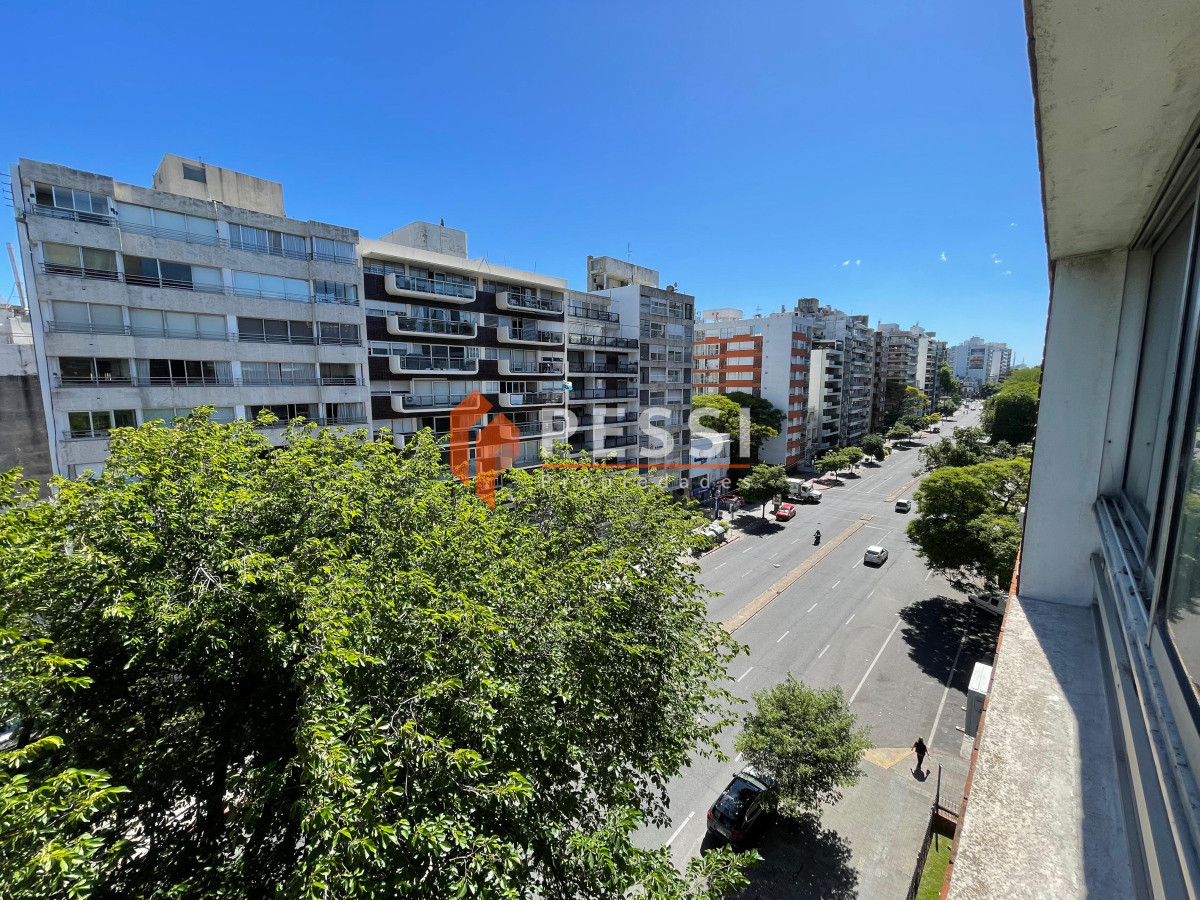 Apartamento ID.2418/Venta-apartamento-4-dormitorios-y-garage-en-Pocitos - Venta apartamento 4 dormitorios y garage en Pocitos