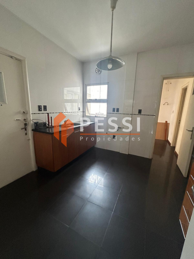 Apartamento ID.2428/Venta-apartamento-3-dormitorios-y-servicio-en-Centro - Venta apartamento 3 dormitorios y servicio en Centro