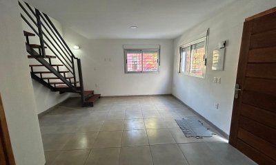 Venta duplex 2 dormitorios con cochera en La Comercial
