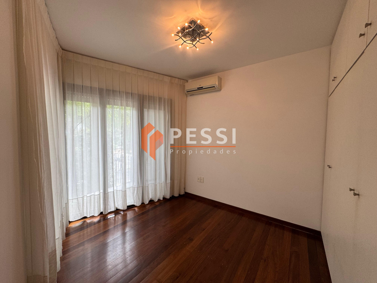 Casa ID.2444 - Venta casa excepcional de 4 dormitorios, garage y espacio verde en Punta Carretas