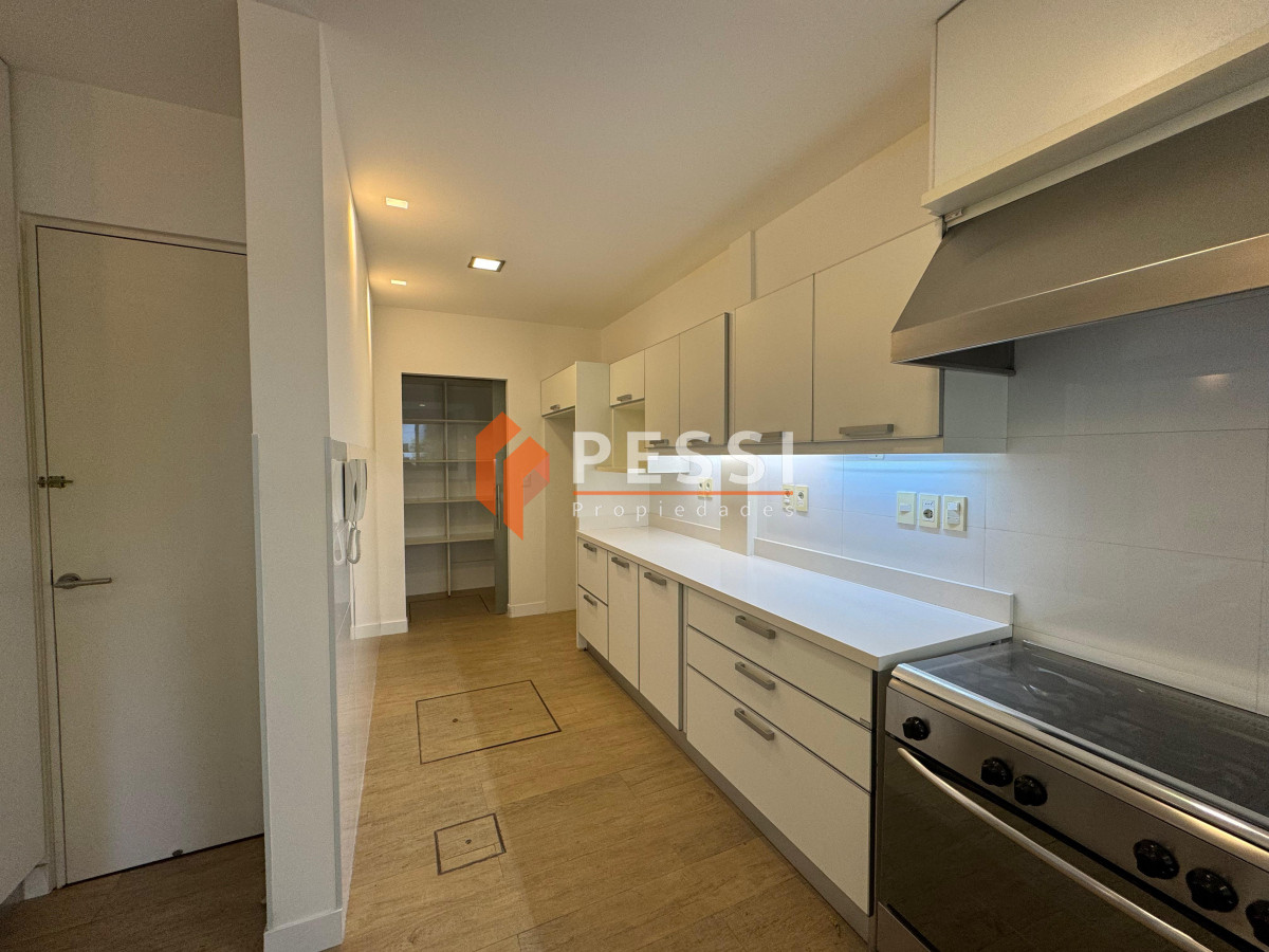 Casa ID.2444 - Venta casa excepcional de 4 dormitorios, garage y espacio verde en Punta Carretas