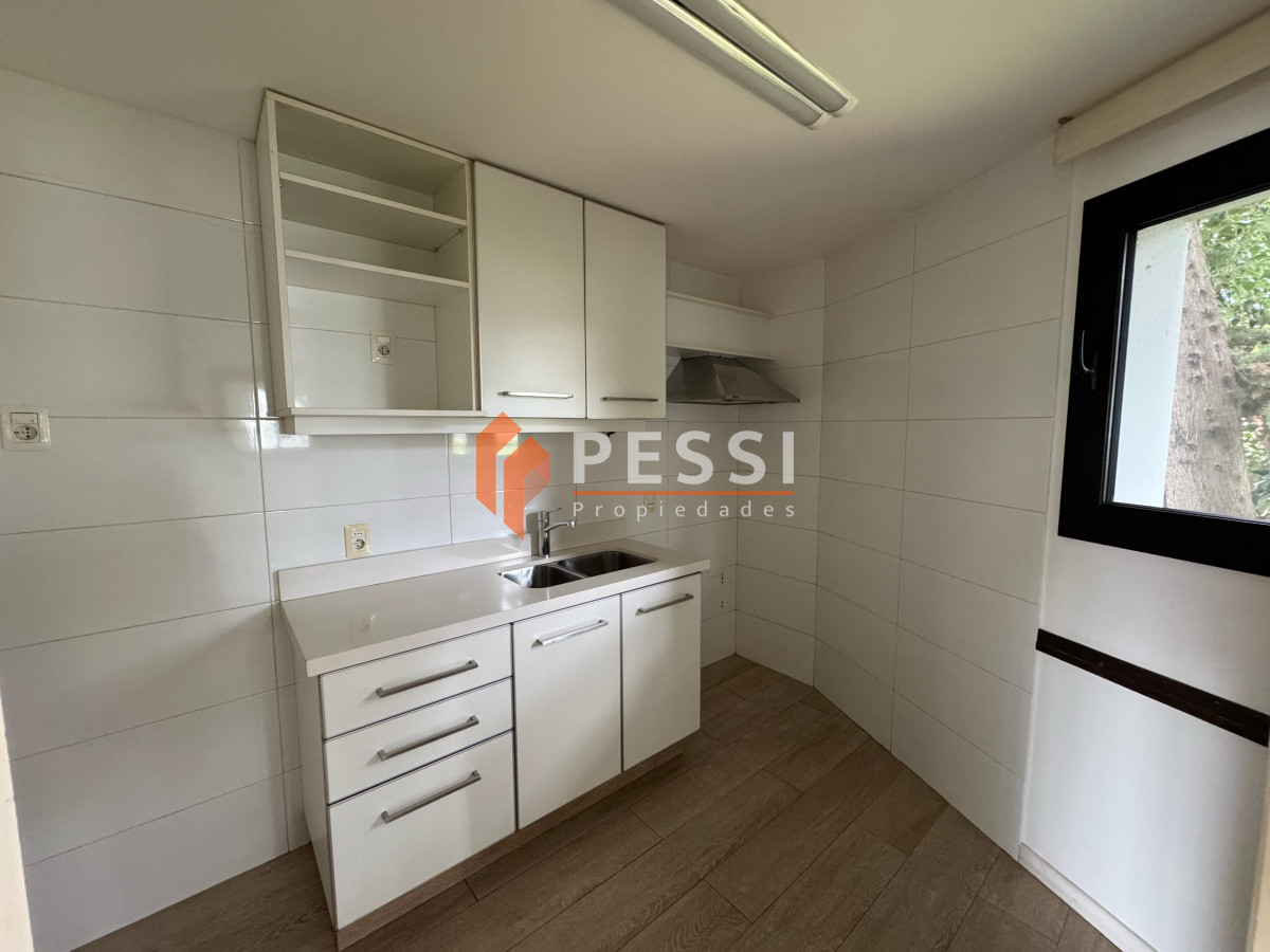 Casa ID.2444 - Venta casa excepcional de 4 dormitorios, garage y espacio verde en Punta Carretas