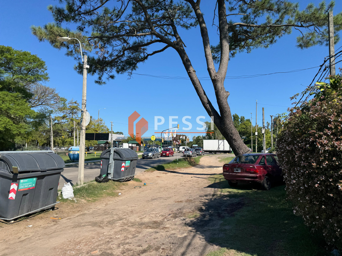 Casa ID.1292 - Alquiler Casa 2 dormitorios con garage y jardín en Carrasco 