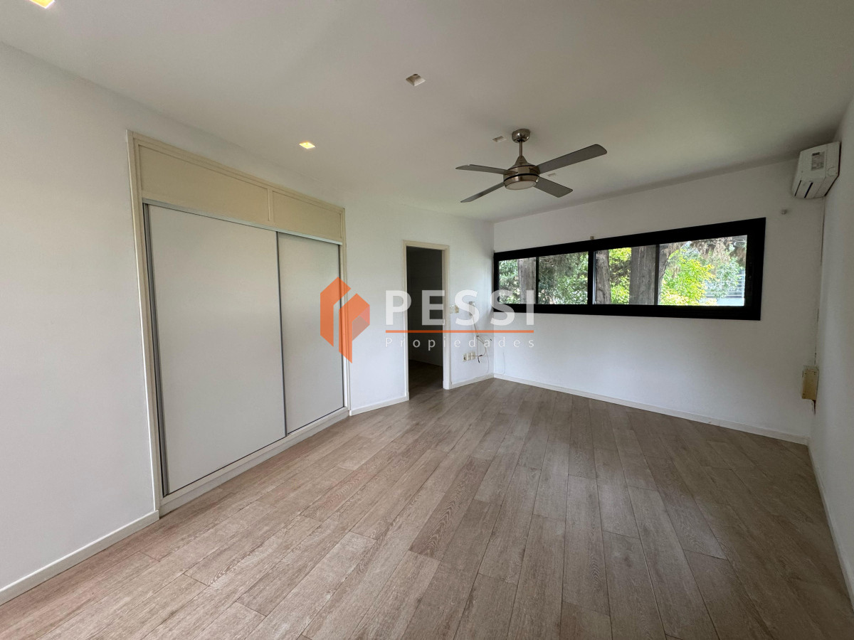 Casa ID.2444 - Venta casa excepcional de 4 dormitorios, garage y espacio verde en Punta Carretas