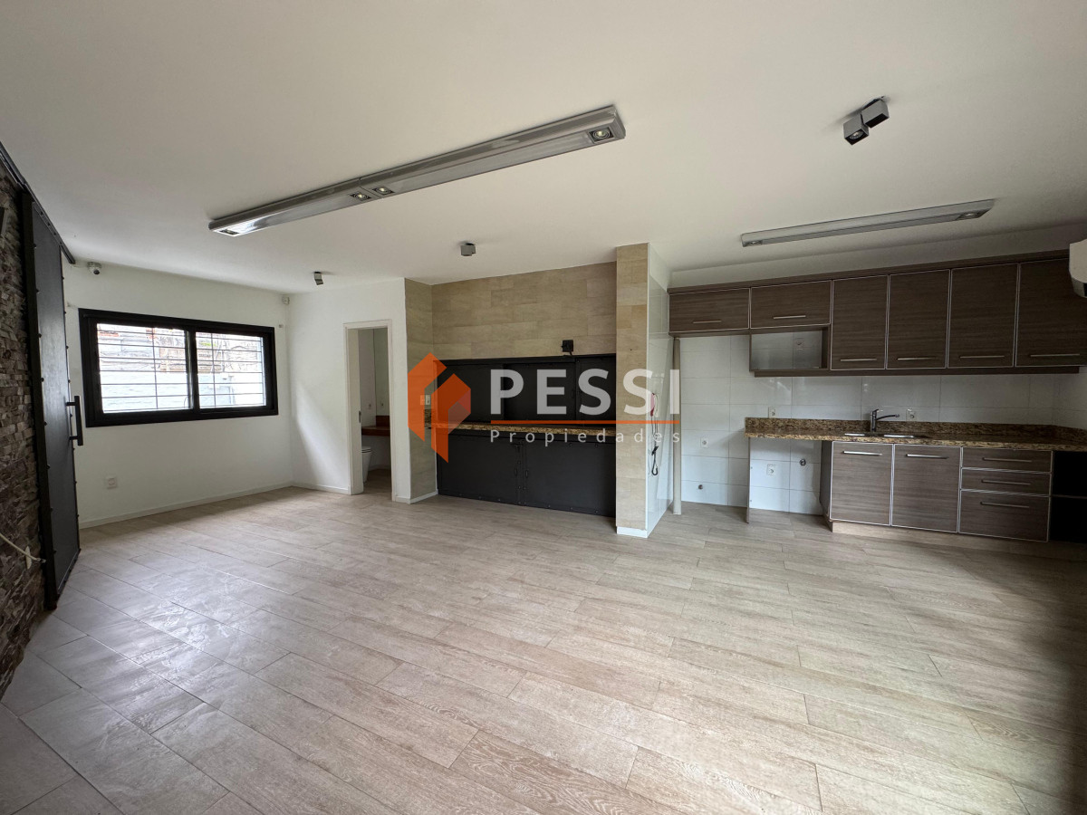 Casa ID.2444 - Venta casa excepcional de 4 dormitorios, garage y espacio verde en Punta Carretas