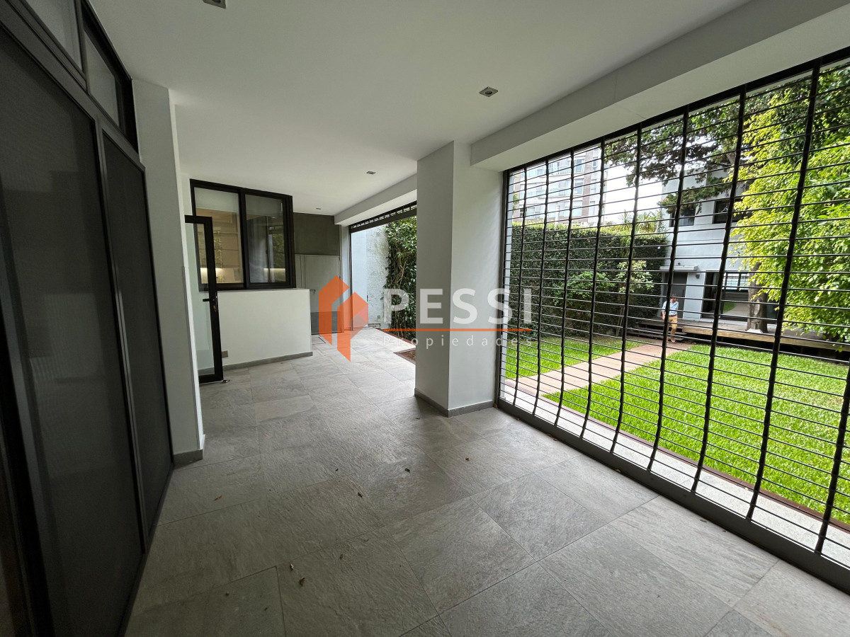 Casa ID.2444 - Venta casa excepcional de 4 dormitorios, garage y espacio verde en Punta Carretas