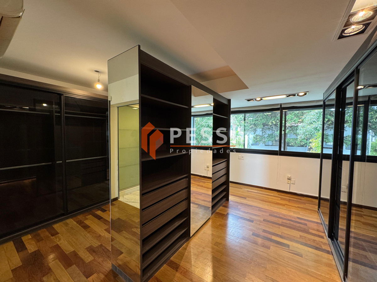 Casa ID.2444 - Venta casa excepcional de 4 dormitorios, garage y espacio verde en Punta Carretas