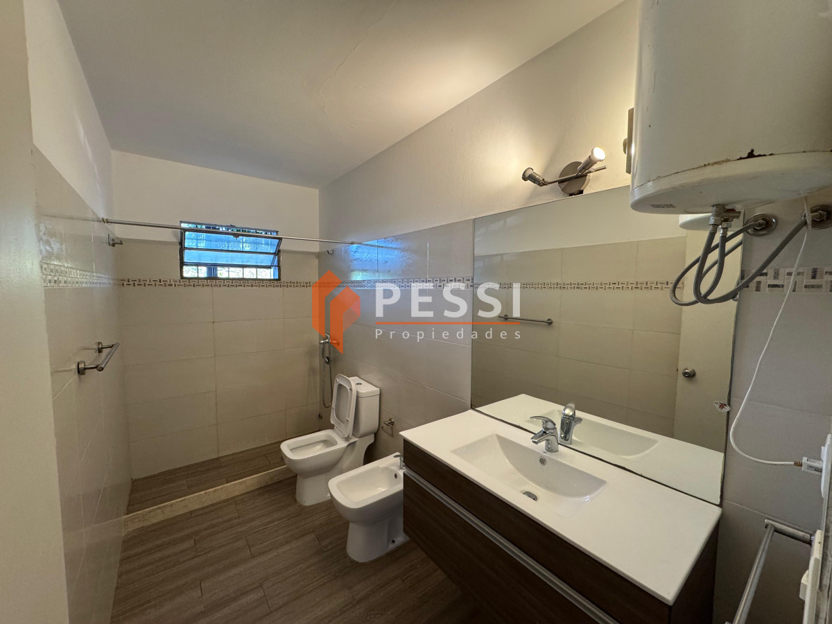 Casa ID.1292 - Alquiler Casa 2 dormitorios con garage y jardín en Carrasco 