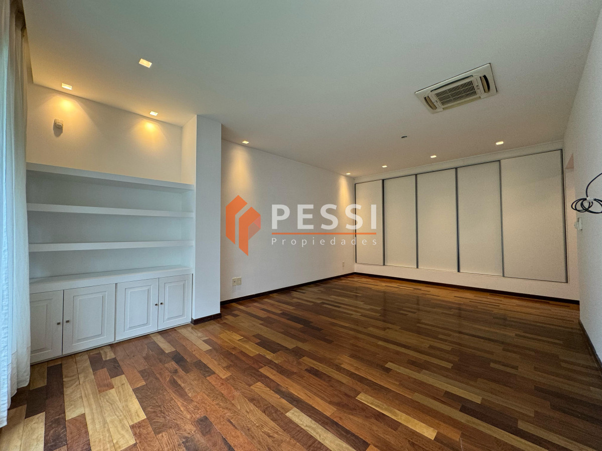 Casa ID.2444 - Venta casa excepcional de 4 dormitorios, garage y espacio verde en Punta Carretas