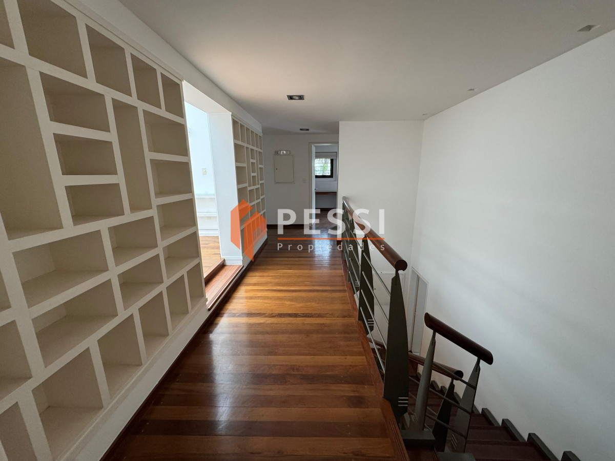 Casa ID.2450/Alquiler-casa-excepcional-de-4-dormitorios,-garage-y-espacio-verde-en-Punta-Carretas - Alquiler casa excepcional de 4 dormitorios, garage y espacio verde en Punta Carretas
