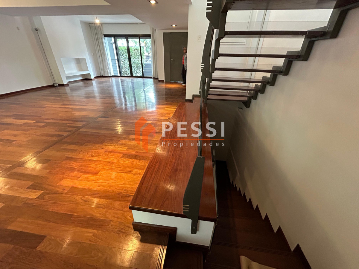 Casa ID.2444 - Venta casa excepcional de 4 dormitorios, garage y espacio verde en Punta Carretas