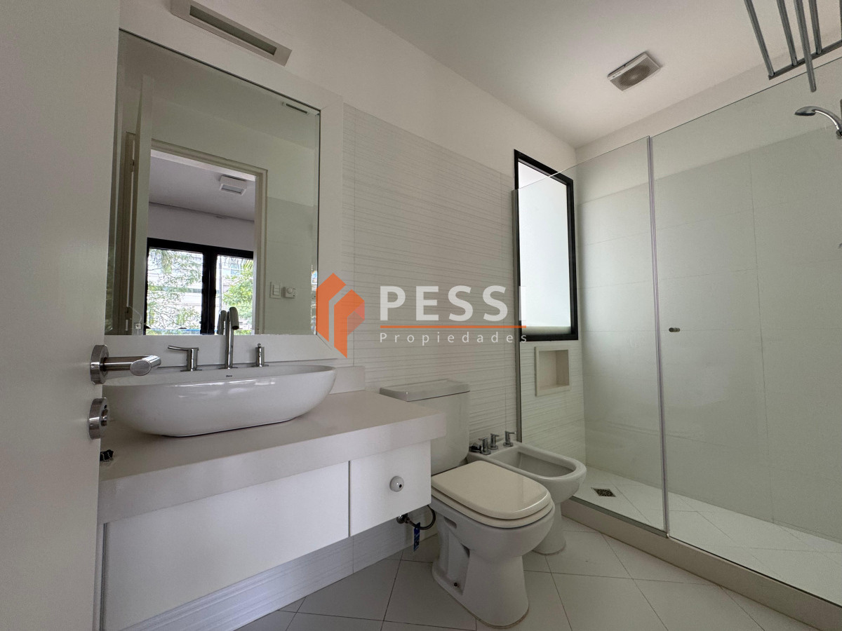 Casa ID.2444 - Venta casa excepcional de 4 dormitorios, garage y espacio verde en Punta Carretas