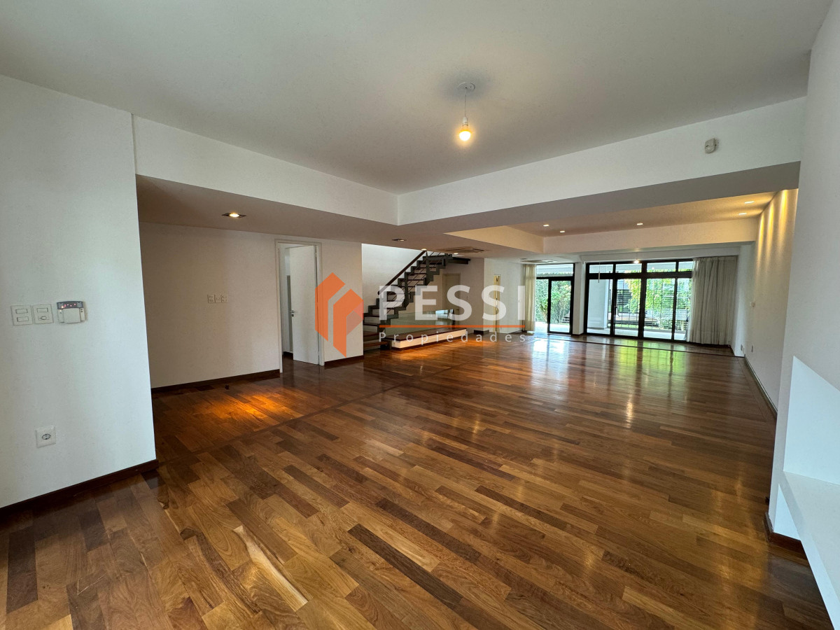 Casa ID.2444 - Venta casa excepcional de 4 dormitorios, garage y espacio verde en Punta Carretas