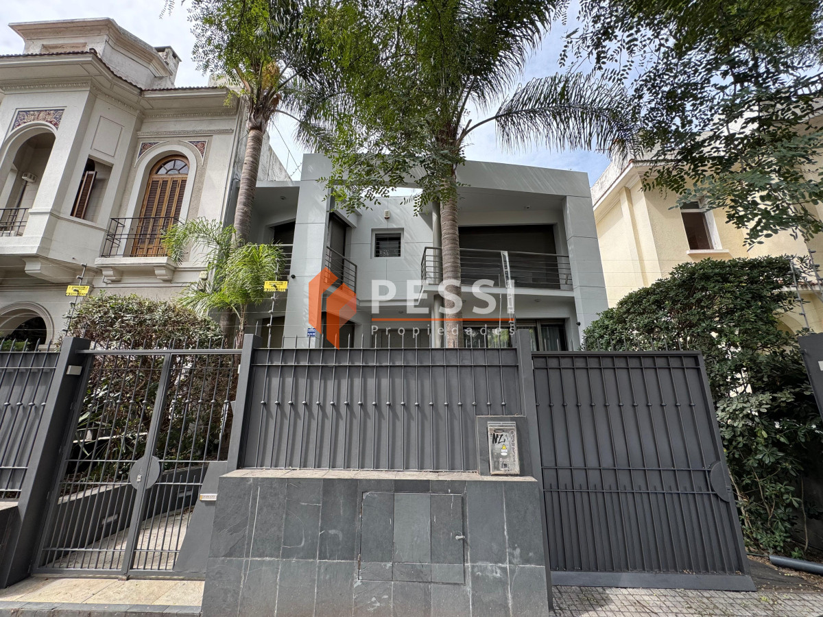 Casa ID.2444 - Venta casa excepcional de 4 dormitorios, garage y espacio verde en Punta Carretas