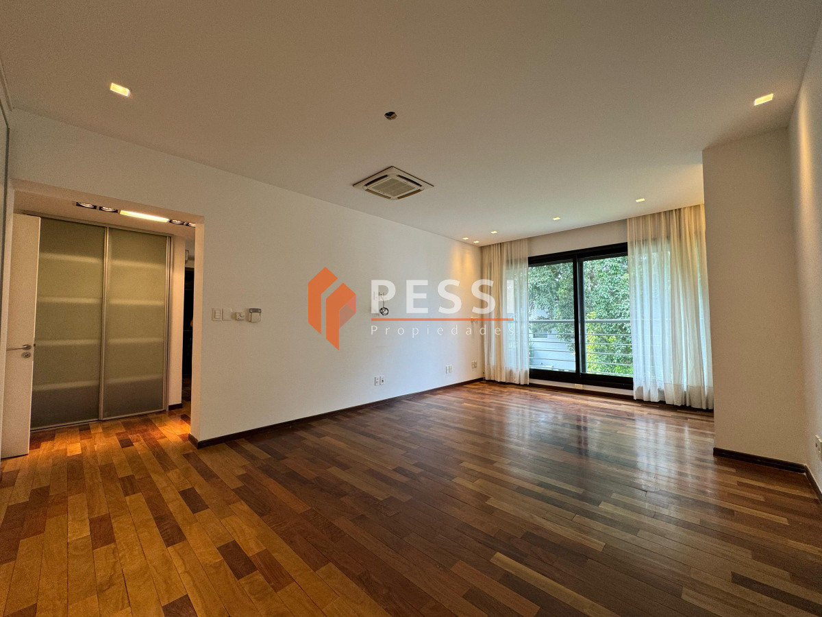 Casa ID.2444 - Venta casa excepcional de 4 dormitorios, garage y espacio verde en Punta Carretas