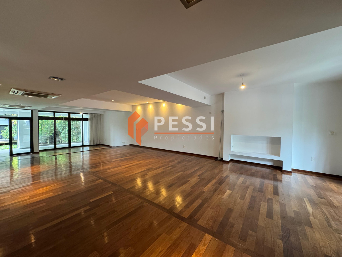 Casa ID.2444 - Venta casa excepcional de 4 dormitorios, garage y espacio verde en Punta Carretas
