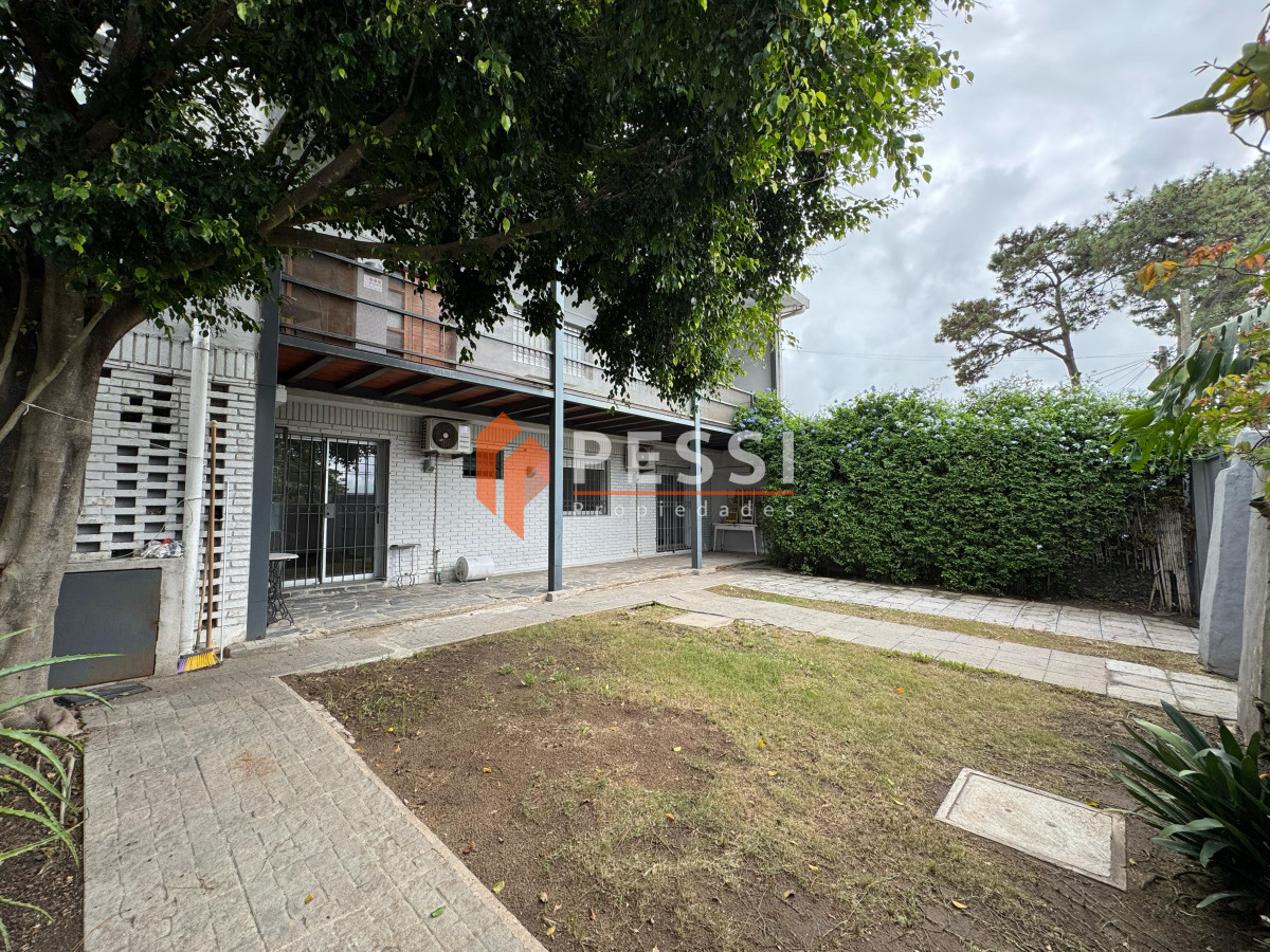 Casa ID.1292 - Alquiler Casa 2 dormitorios con garage y jardín en Carrasco 