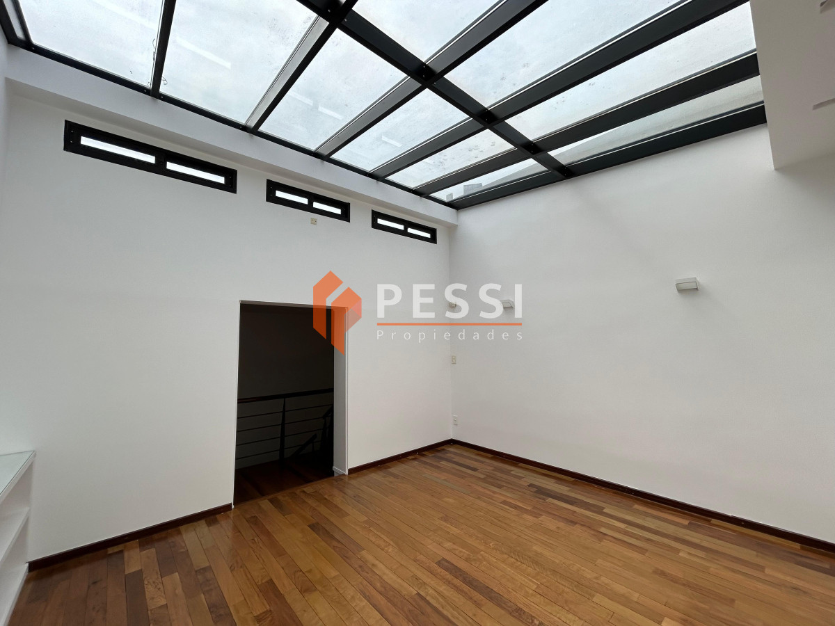 Casa ID.2444 - Venta casa excepcional de 4 dormitorios, garage y espacio verde en Punta Carretas