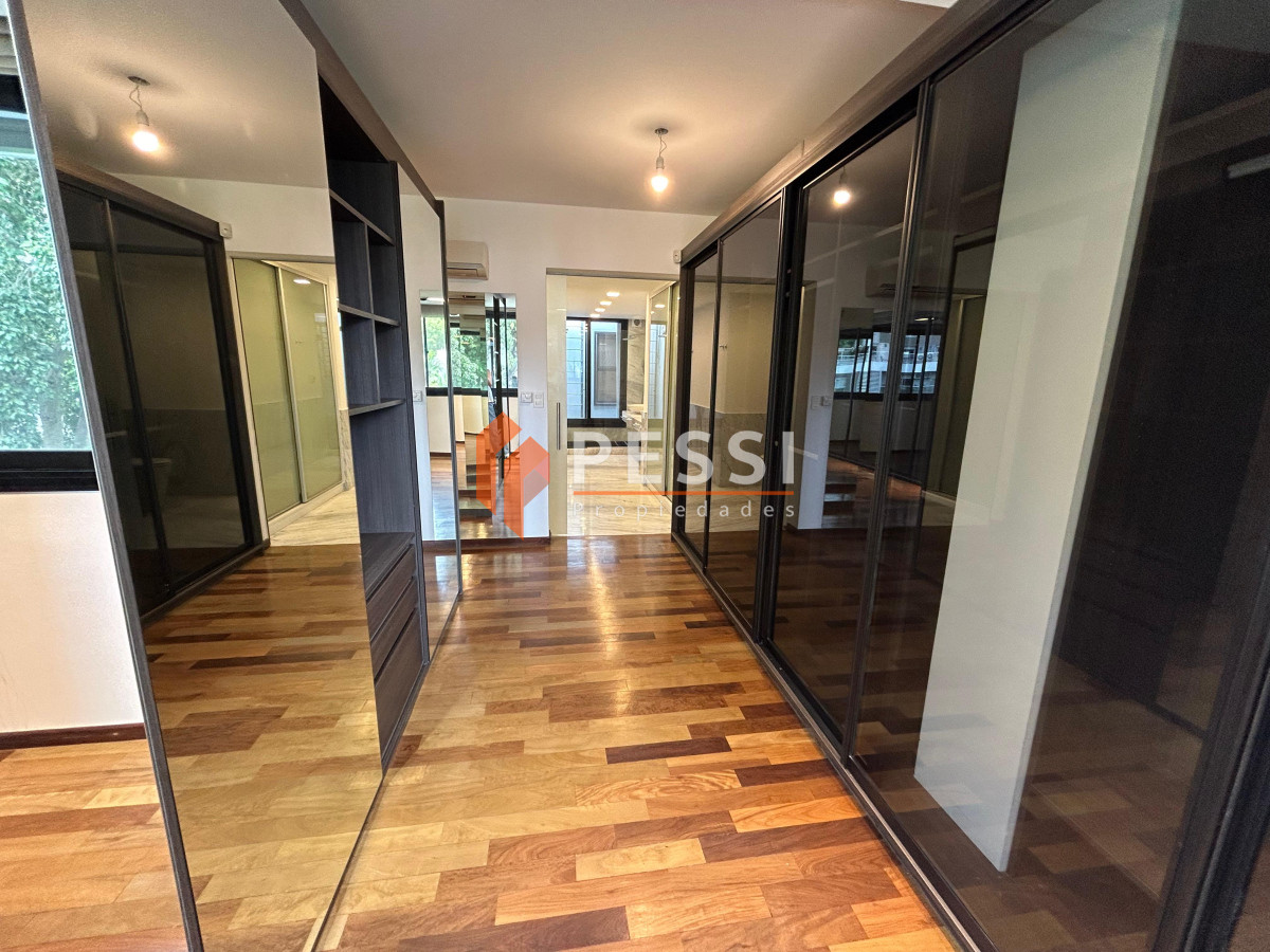 Casa ID.2444 - Venta casa excepcional de 4 dormitorios, garage y espacio verde en Punta Carretas