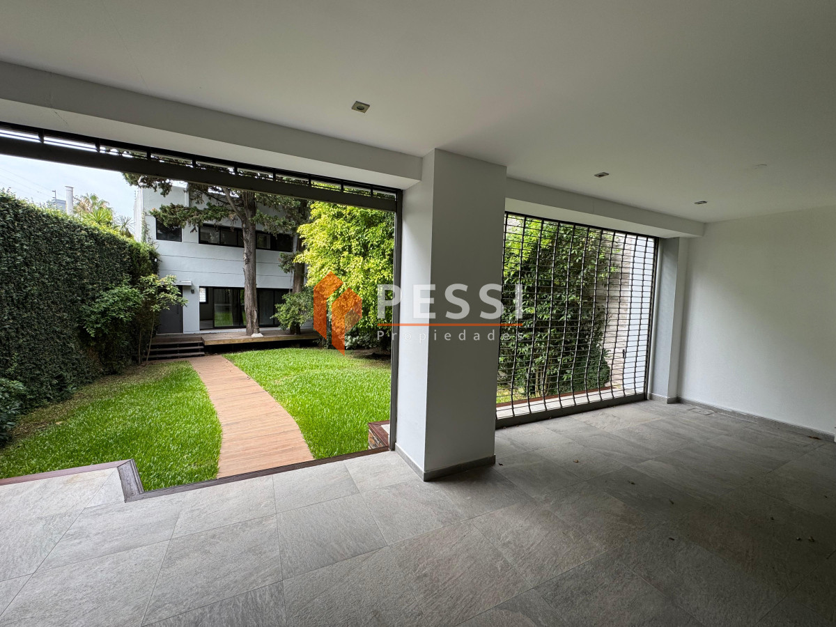Casa ID.2444 - Venta casa excepcional de 4 dormitorios, garage y espacio verde en Punta Carretas