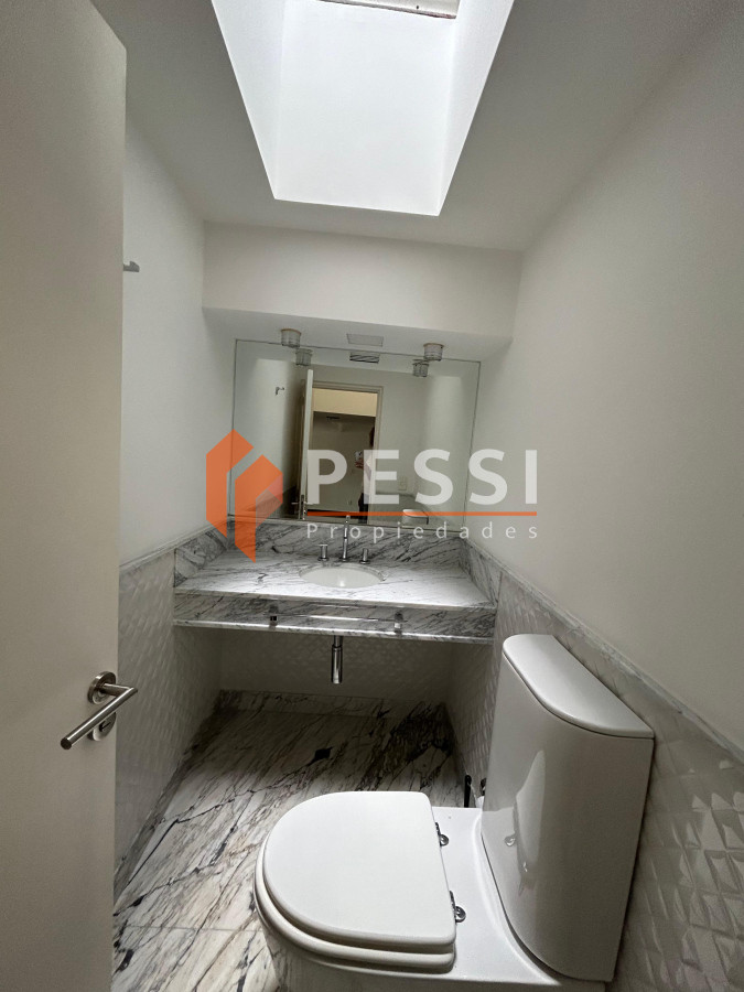 Casa ID.2444 - Venta casa excepcional de 4 dormitorios, garage y espacio verde en Punta Carretas