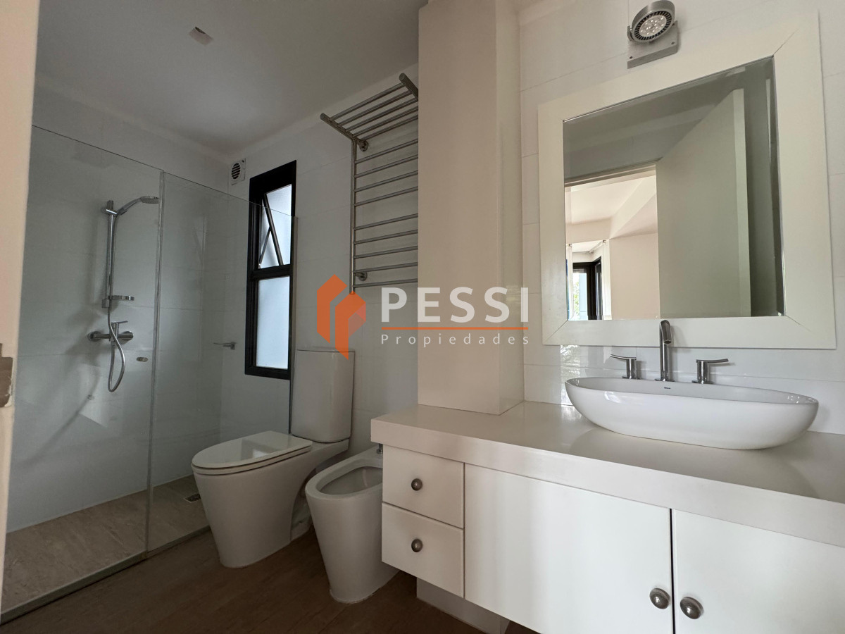 Casa ID.2444 - Venta casa excepcional de 4 dormitorios, garage y espacio verde en Punta Carretas