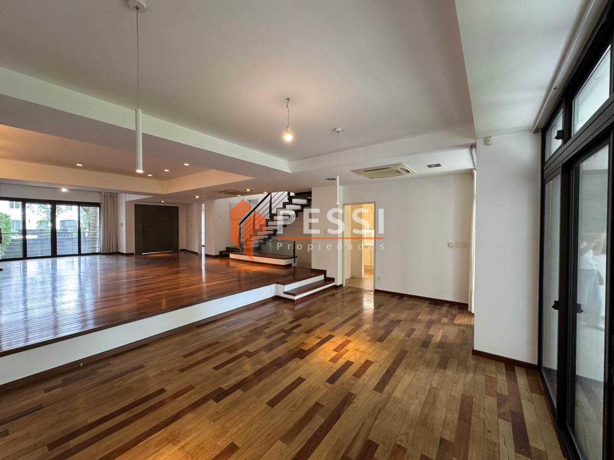 Casa ID.2444 - Venta casa excepcional de 4 dormitorios, garage y espacio verde en Punta Carretas