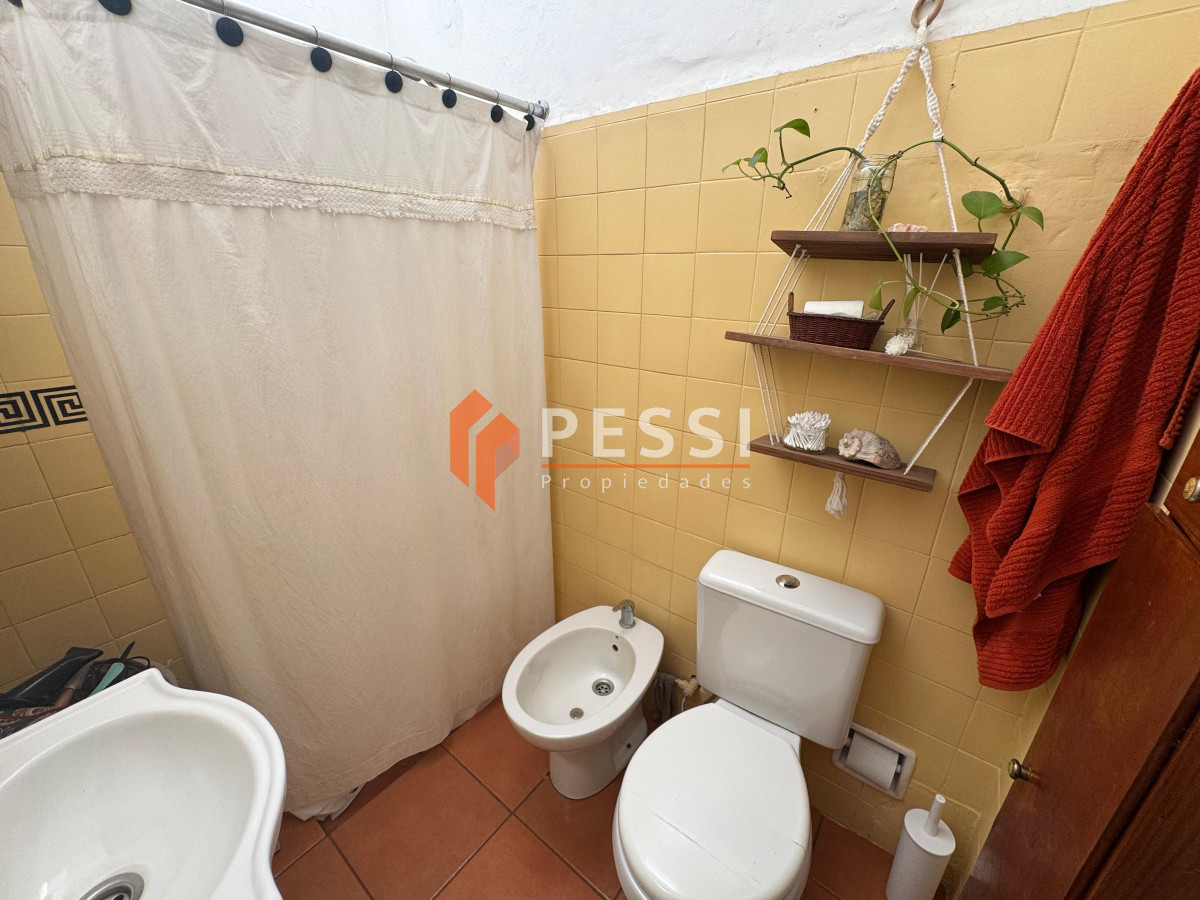 Casa ID.2463/Venta-casa-de-2-dormitorios-con-garage-y-gran-terreno-en-Sayago - Venta casa de 2 dormitorios con garage y gran terreno en Sayago