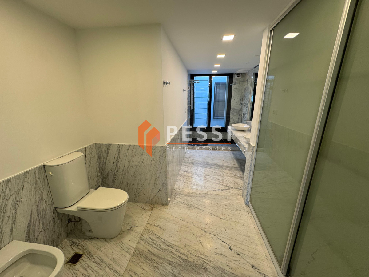 Casa ID.2444 - Venta casa excepcional de 4 dormitorios, garage y espacio verde en Punta Carretas