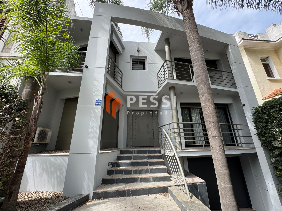 Casa ID.2444 - Venta casa excepcional de 4 dormitorios, garage y espacio verde en Punta Carretas