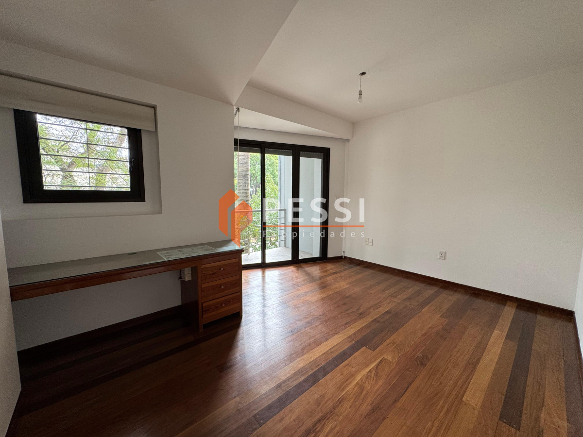 Casa ID.2444 - Venta casa excepcional de 4 dormitorios, garage y espacio verde en Punta Carretas