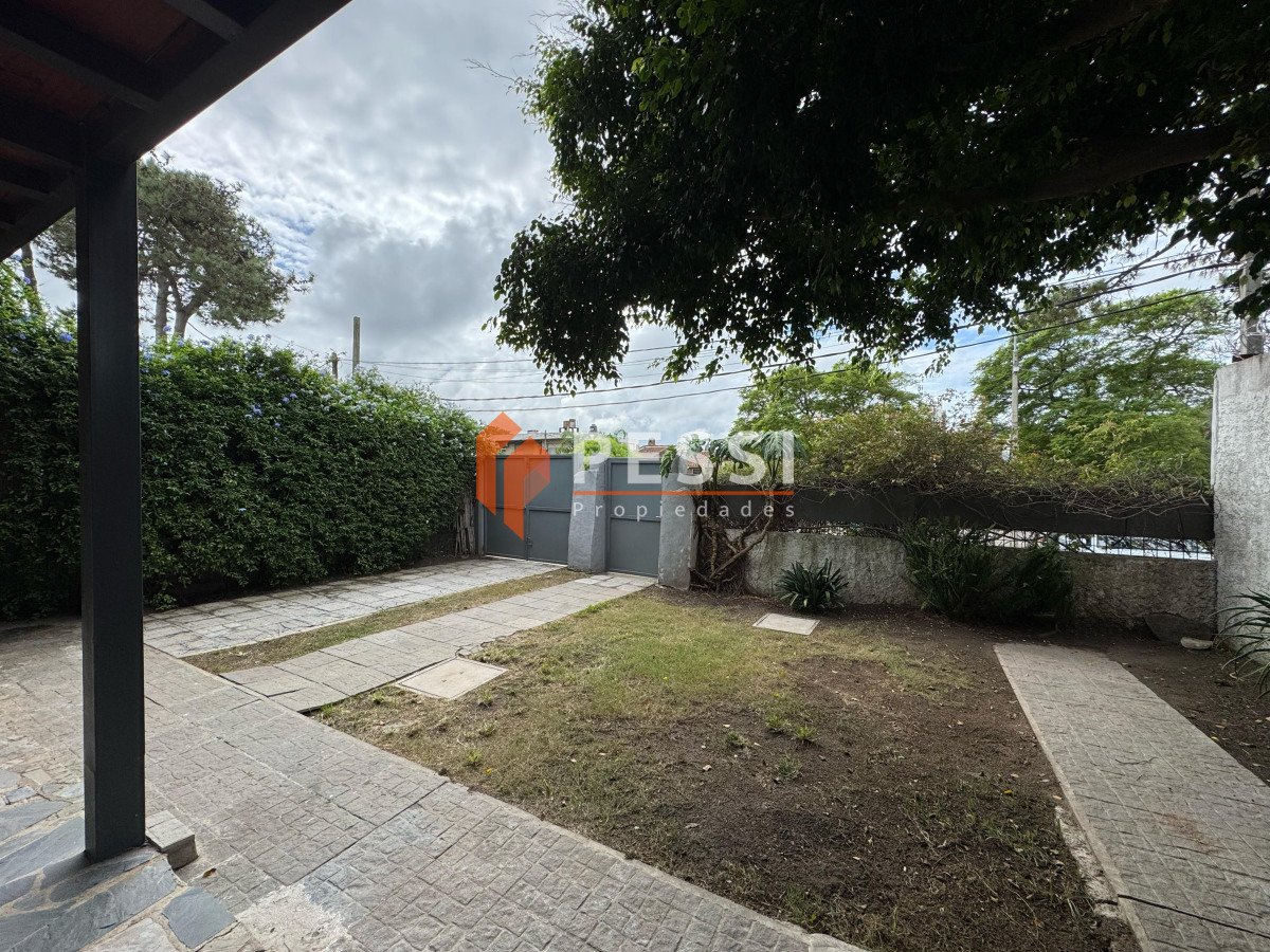 Casa ID.1292 - Alquiler Casa 2 dormitorios con garage y jardín en Carrasco 